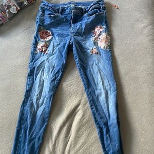 Blue skinny jeans with flower embroidery